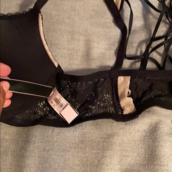 Super cute bra from Victoria sweater - Picture 5 of 6